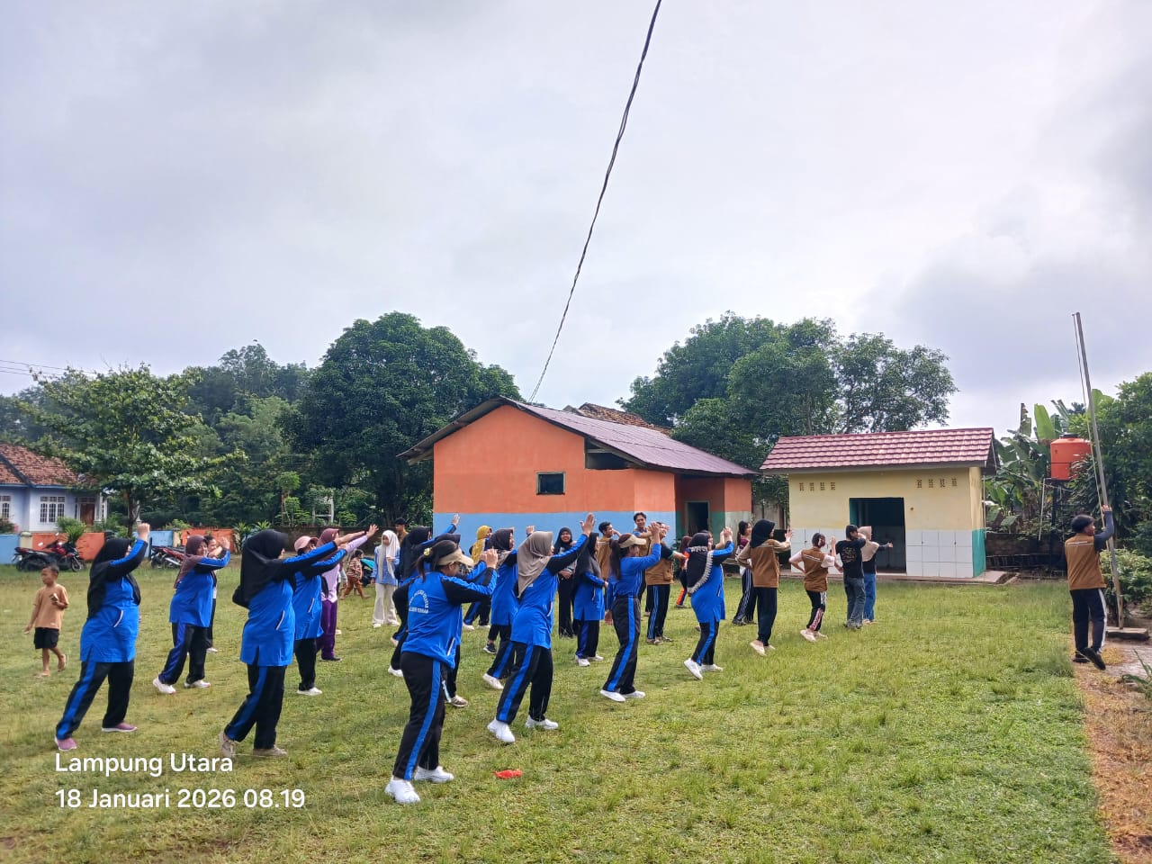 Gambar: Mahasiswa KKN ITERA Bersama Masyarakat Gelar Senam Desa di Pekurun Selatan